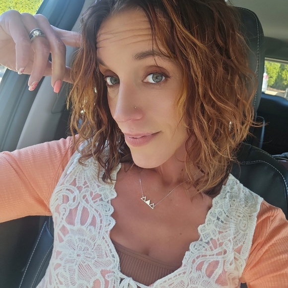 Meet your Posher, Jennifer - Picture 2 of 2